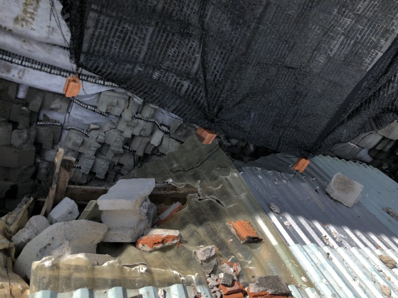 Cưỡng chế bức tường chắn khổng lồ sai ph&eacute;p treo đầu d&acirc;n - Ảnh 3.