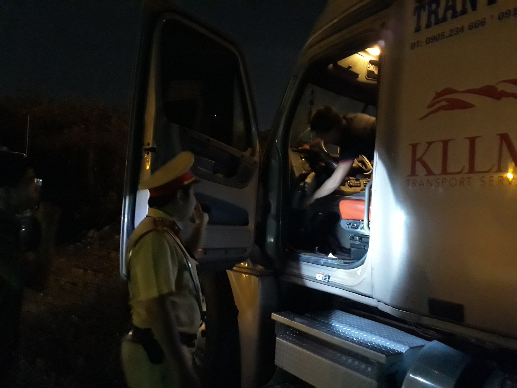 VIDEO: Trắng đ&ecirc;m truy x&eacute;t t&agrave;i xế nghiện ở chợ đầu mối Thủ Đức - Ảnh 6.
