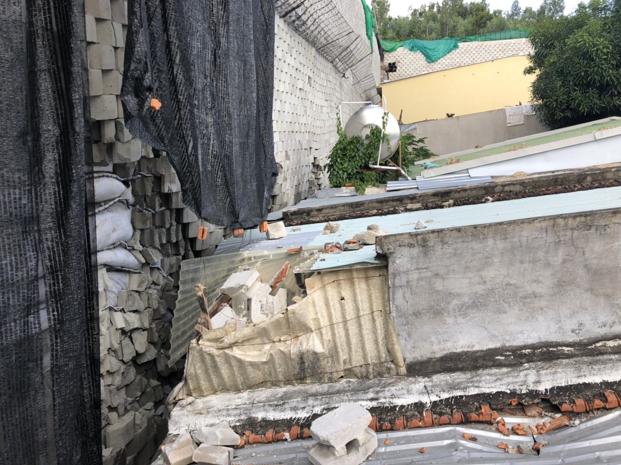 Cưỡng chế bức tường chắn khổng lồ sai phép treo đầu dân