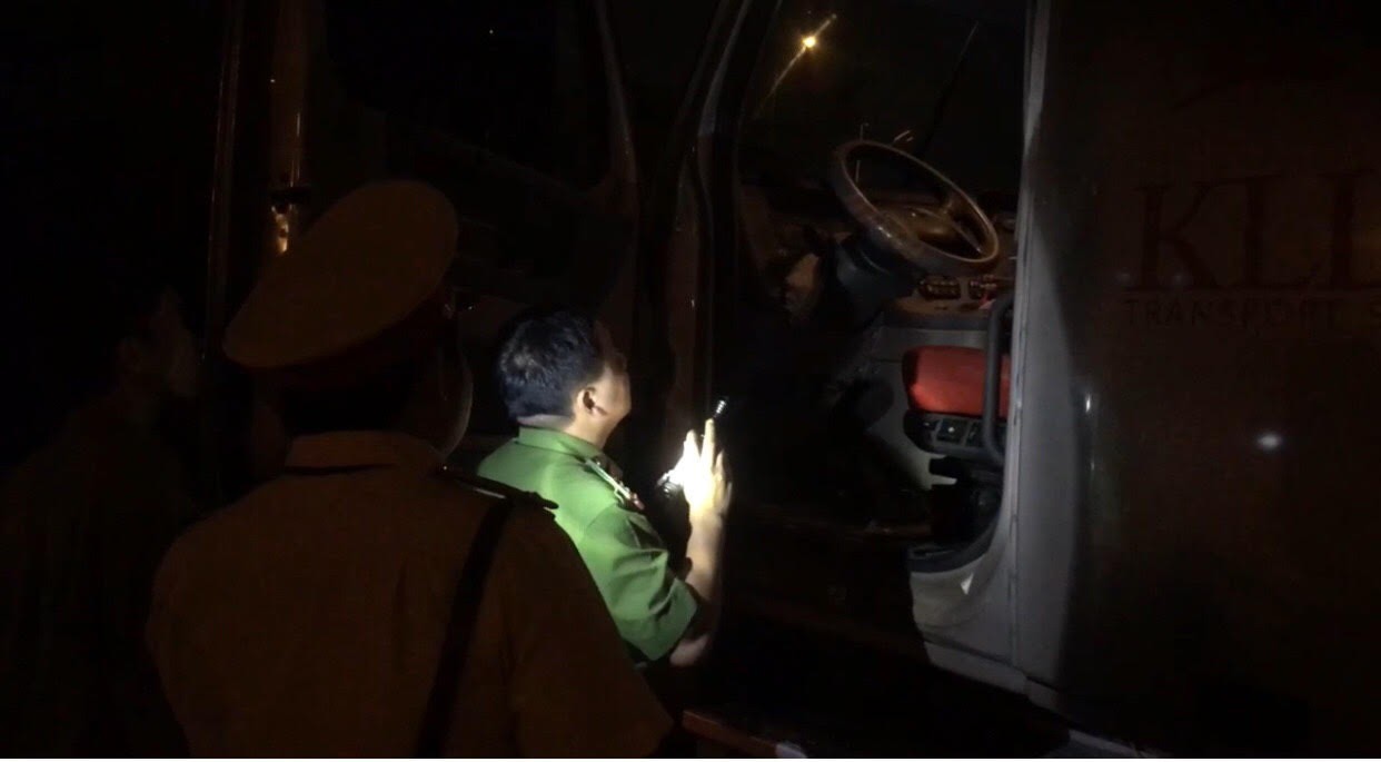 VIDEO: Trắng đ&ecirc;m truy x&eacute;t t&agrave;i xế nghiện ở chợ đầu mối Thủ Đức - Ảnh 13.