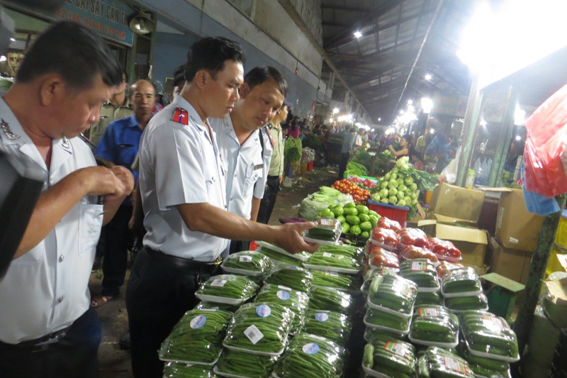 Kiểm tra an toàn thực phẩm ở chợ đầu mối Thủ Đức lúc rạng sáng