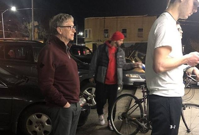 Tỉ phú Bill Gates xếp hàng mua bánh burger giá vài USD