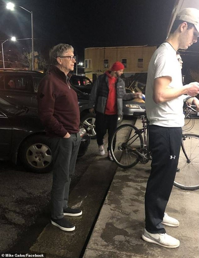 Tỉ phú Bill Gates xếp hàng mua bánh burger giá vài USD - Ảnh 1.