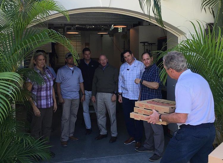 Mỹ: Cựu Tổng thống Bush đích thân giao pizza cho nhân viên mật vụ