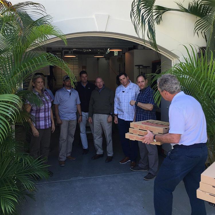 Mỹ: Cựu Tổng thống Bush đích thân giao pizza cho nhân viên mật vụ - Ảnh 1.
