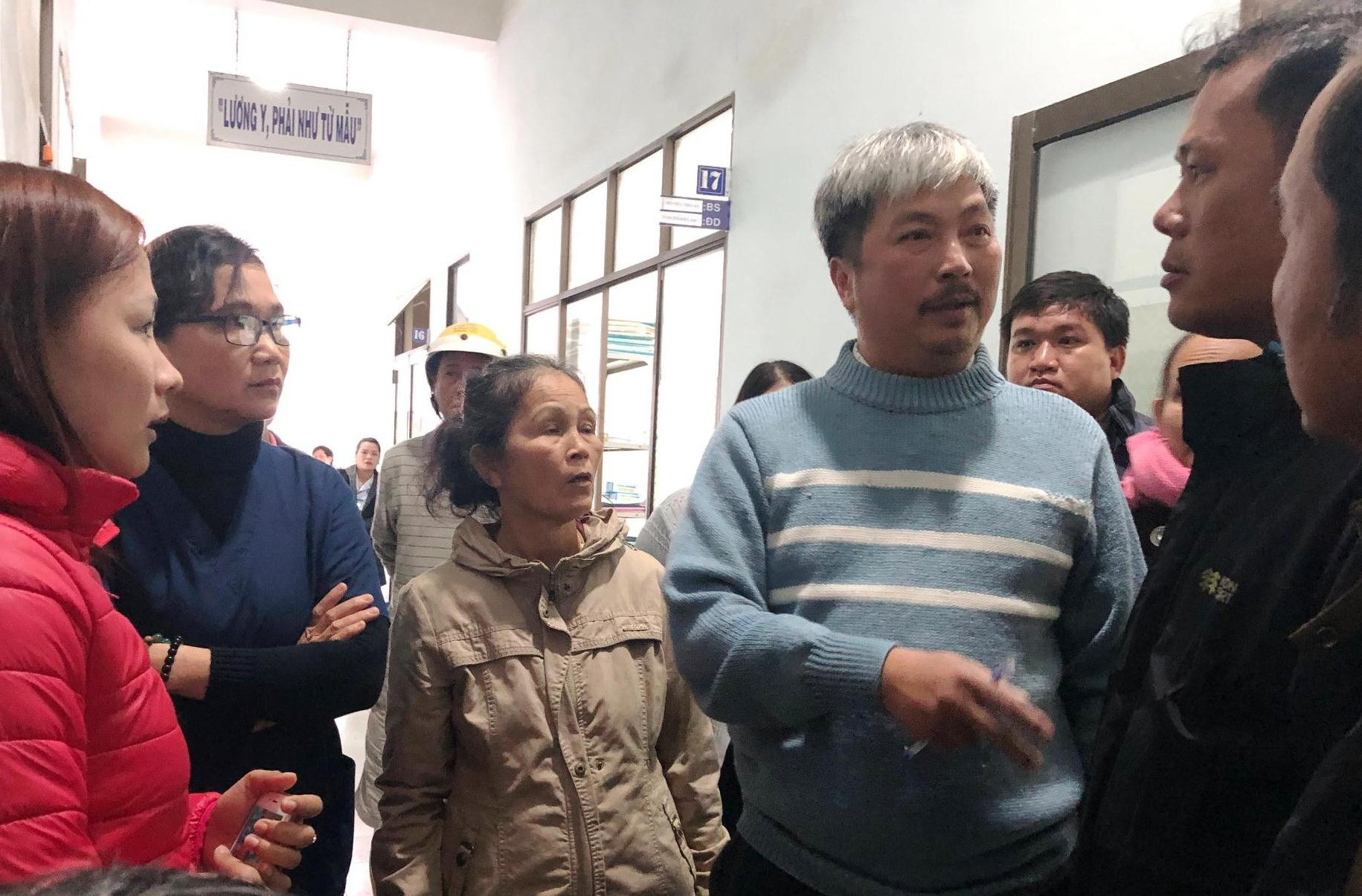 Hàng trăm người gây náo loạn vì sáp nhập bệnh viện