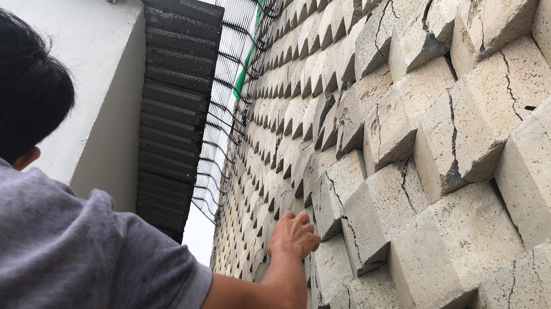 Vụ tường thành khổng lồ trên đầu dân: Sợ hãi vì gạch bắt đầu rớt xuống