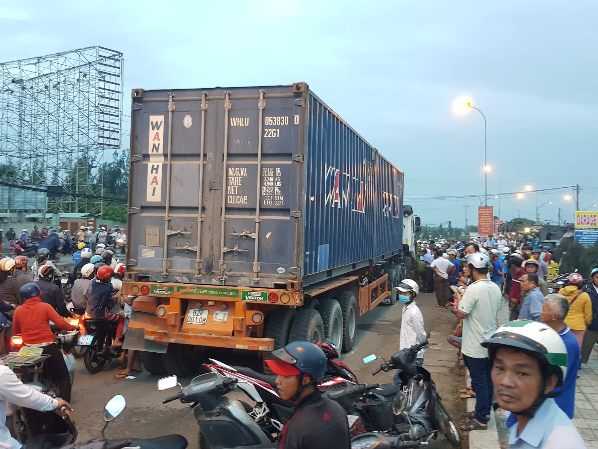 Vụ tai nạn ở Long An: Ph&oacute; Thủ tướng Trương H&ograve;a B&igrave;nh y&ecirc;u cầu l&agrave;m r&otilde;, xử l&yacute; nghi&ecirc;m - Ảnh 1.