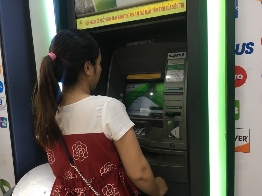 Ch&iacute;nh phủ y&ecirc;u cầu người d&acirc;n đ&ocirc; thị đ&oacute;ng tiền điện, nước, học ph&iacute;... qua ATM, POS - Ảnh 1.