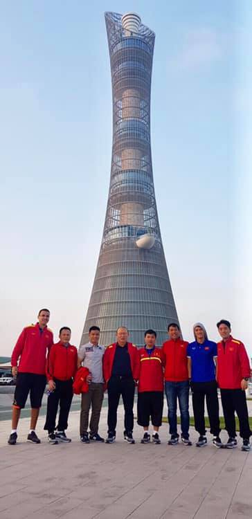 Tuyển Việt Nam xả trại, tham quan c&aacute;c si&ecirc;u c&ocirc;ng tr&igrave;nh xa hoa ở Qatar - Ảnh 1.