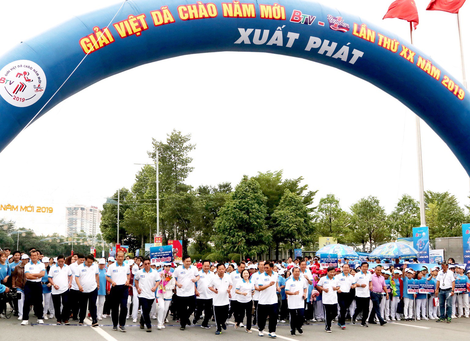 Hơn 8.000 người tham dự giải việt dã "Chào năm mới"