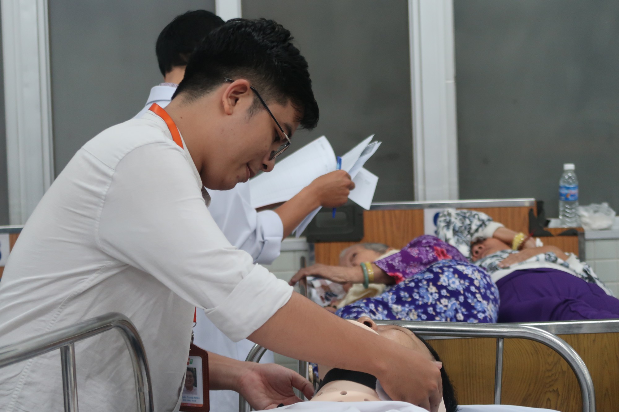 7 nạn nhân vụ tai nạn ở Long An đang được cấp cứu tại Bệnh viện Chợ Rẫy - Ảnh 2.