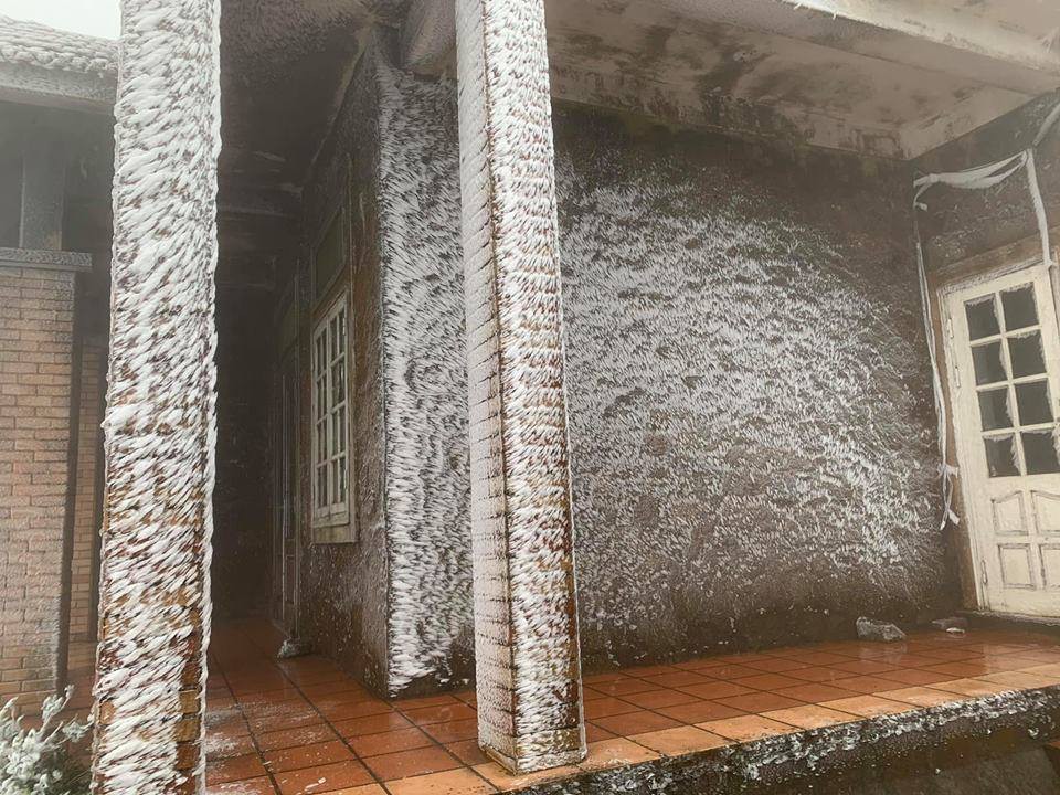 Băng giá tuyệt đẹp trên Mẫu Sơn trong đợt rét miền Bắc