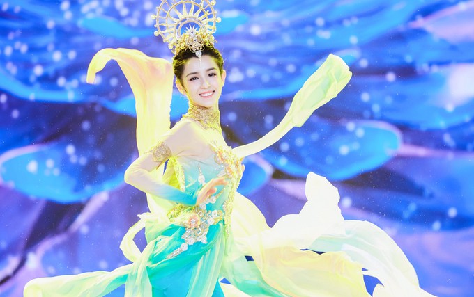 Mỹ nhân Tân Cương nhảy múa đầy cuốn hút