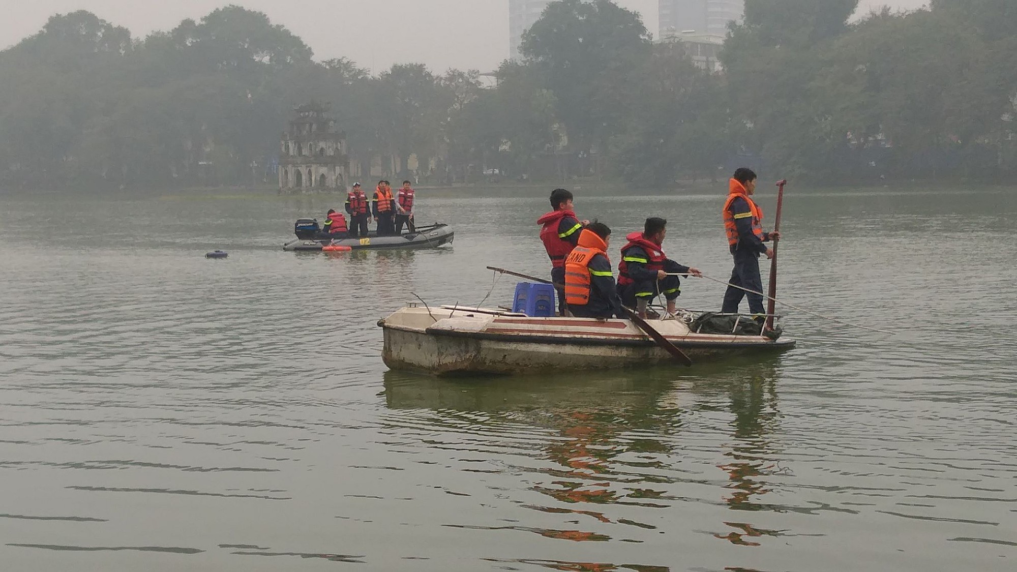 Nam thanh niên bất ngờ nhảy xuống hồ Gươm, bơi ra xa và tử vong