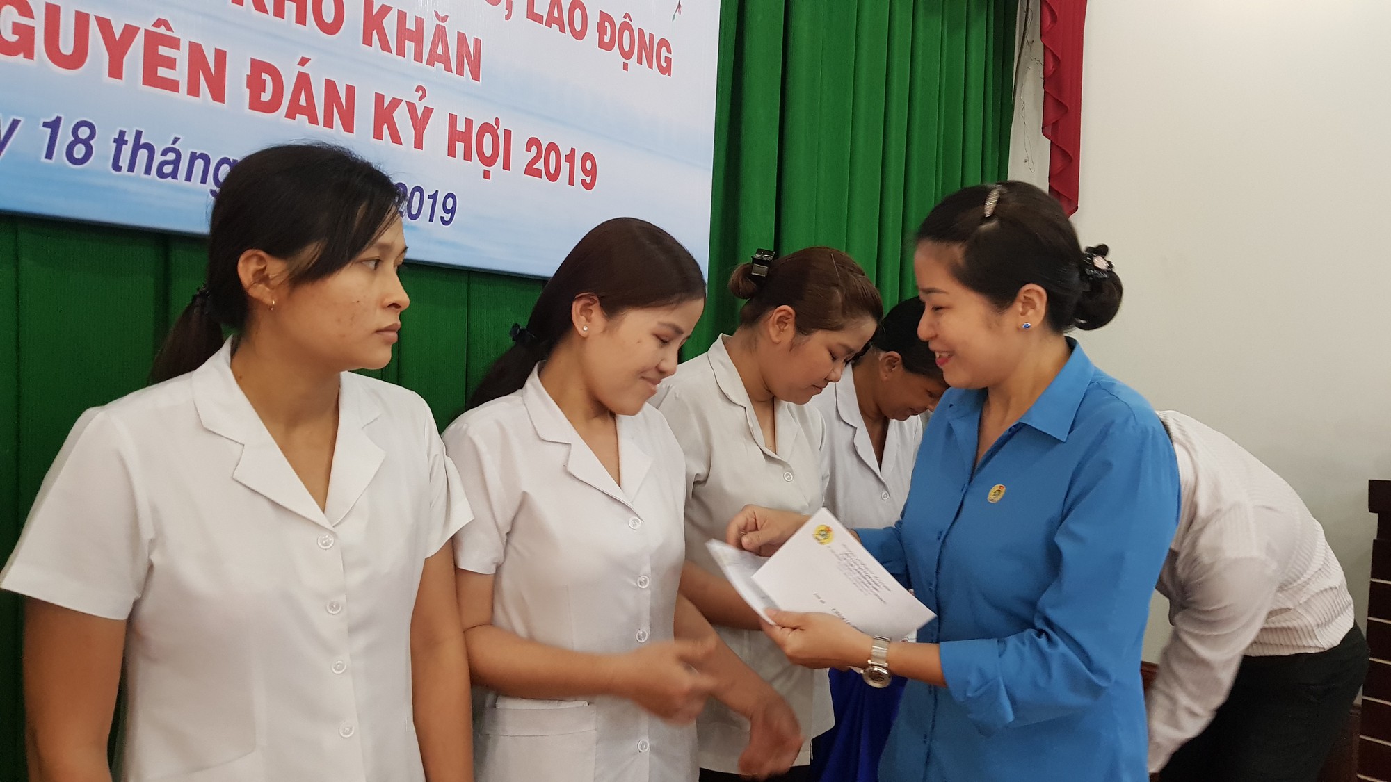 CNVC-LĐ kh&oacute; khăn vui Tết sum vầy - Ảnh 1.