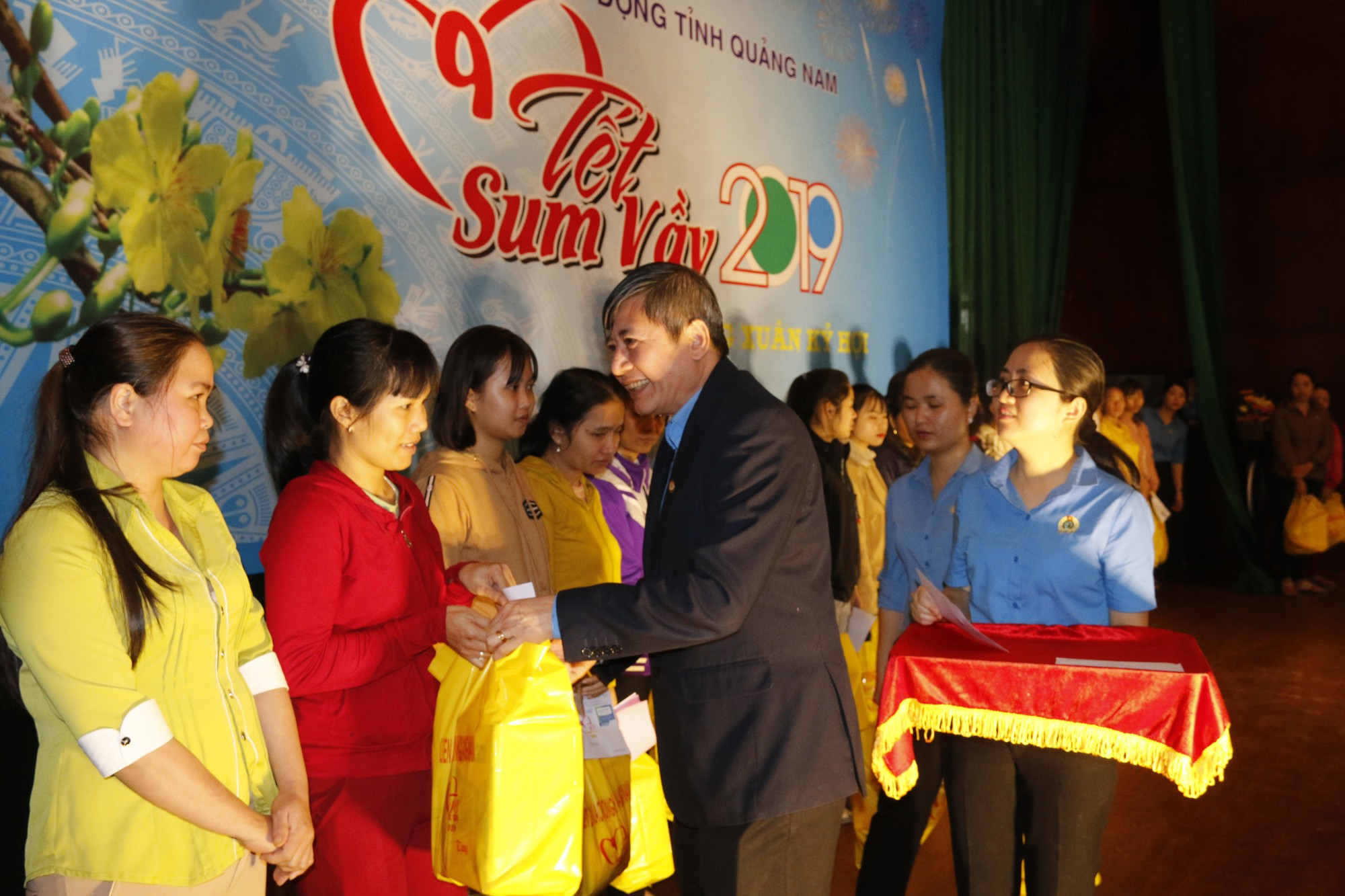 Tết sum vầy ấm áp, hơn 3,5 tỉ đồng đến với công nhân Quảng Nam - Ảnh 2.