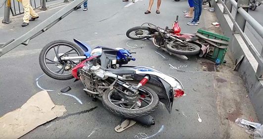 Xe tải lật nh&agrave;o, nhiều người g&agrave;o kh&oacute;c vứt phương tiện bỏ chạy - Ảnh 2.
