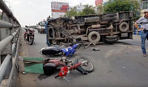 Xe tải lật nh&agrave;o, nhiều người g&agrave;o kh&oacute;c vứt phương tiện bỏ chạy - Ảnh 3.