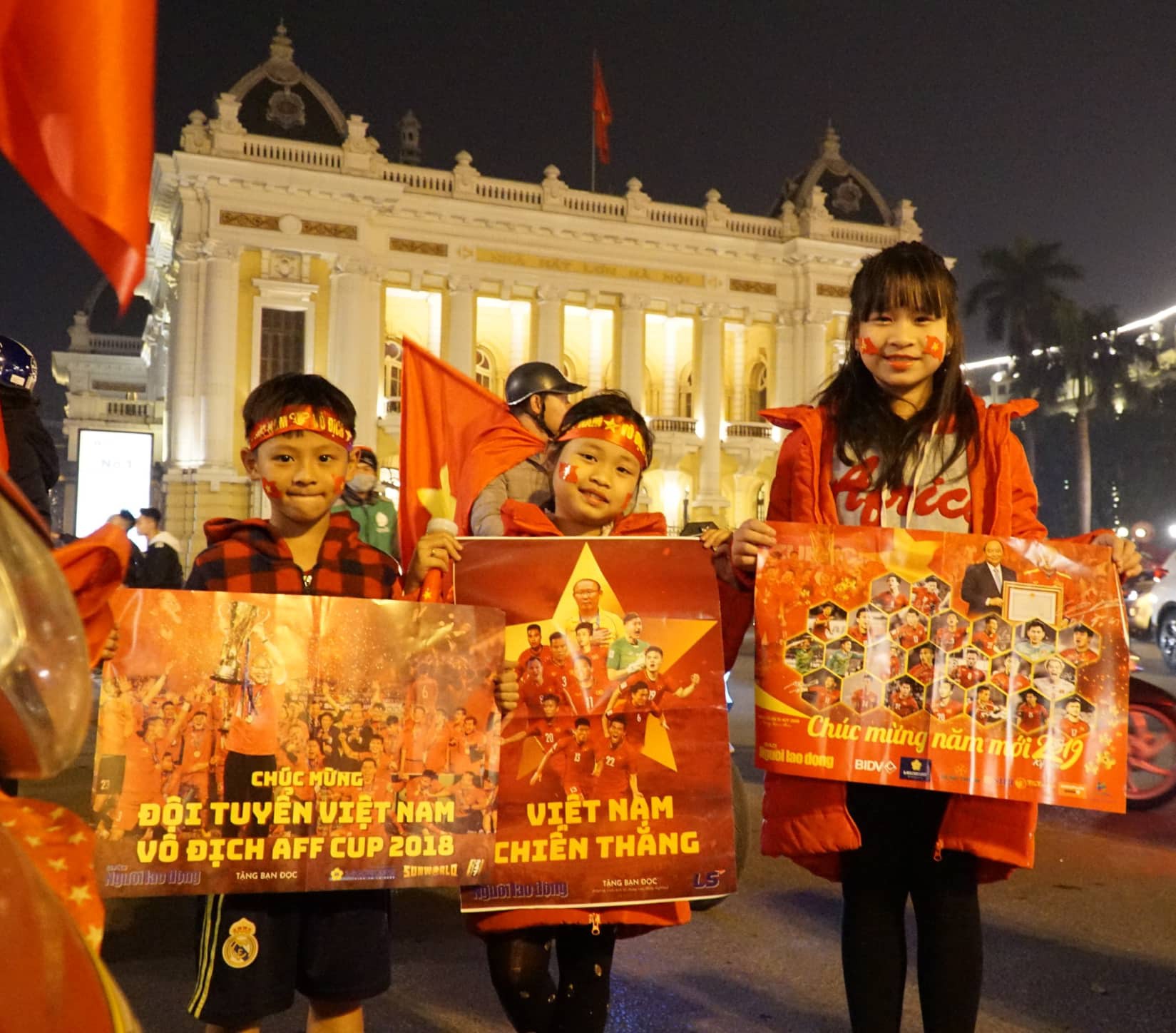 Hàng ngàn cổ động viên vỡ òa cùng tuyển Việt Nam - Ảnh 29.
