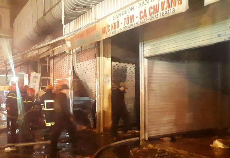 Cháy chợ đầu mối lớn nhất Thanh Hóa trong đêm cận Tết, tiểu thương trắng tay