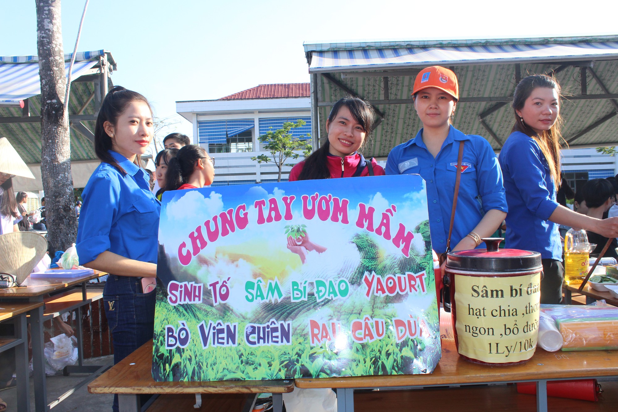 Cùng xem học sinh Bạc Liêu nấu chè, xay sinh tố giúp bạn gặp khó khăn - Ảnh 4.