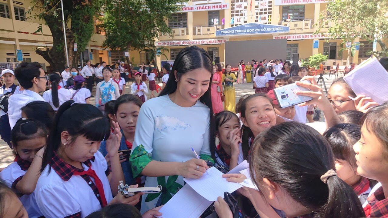 Trao tặng hơn 13.300 cuốn s&aacute;ch cho học sinh Ph&uacute; Quốc - Ảnh 2.