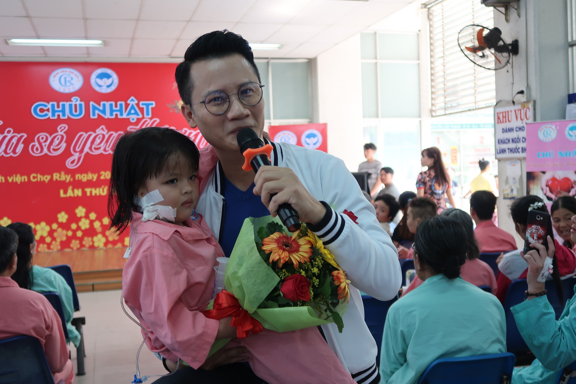 Bệnh nhân xúc động trong ngày chủ nhật chia sẻ yêu thương - Ảnh 3.