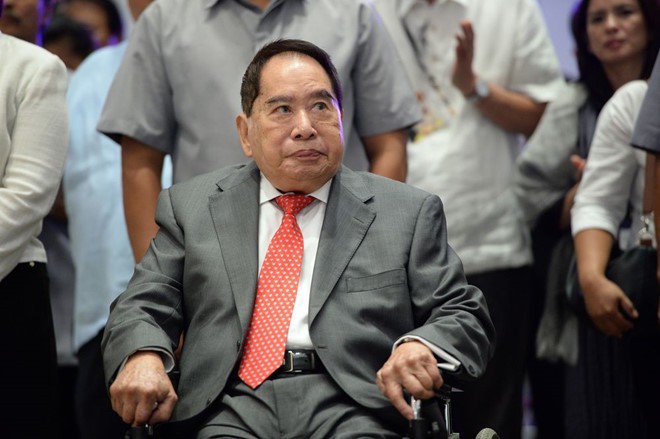 Từ cậu bé bán giày đến người giàu nhất Philippines