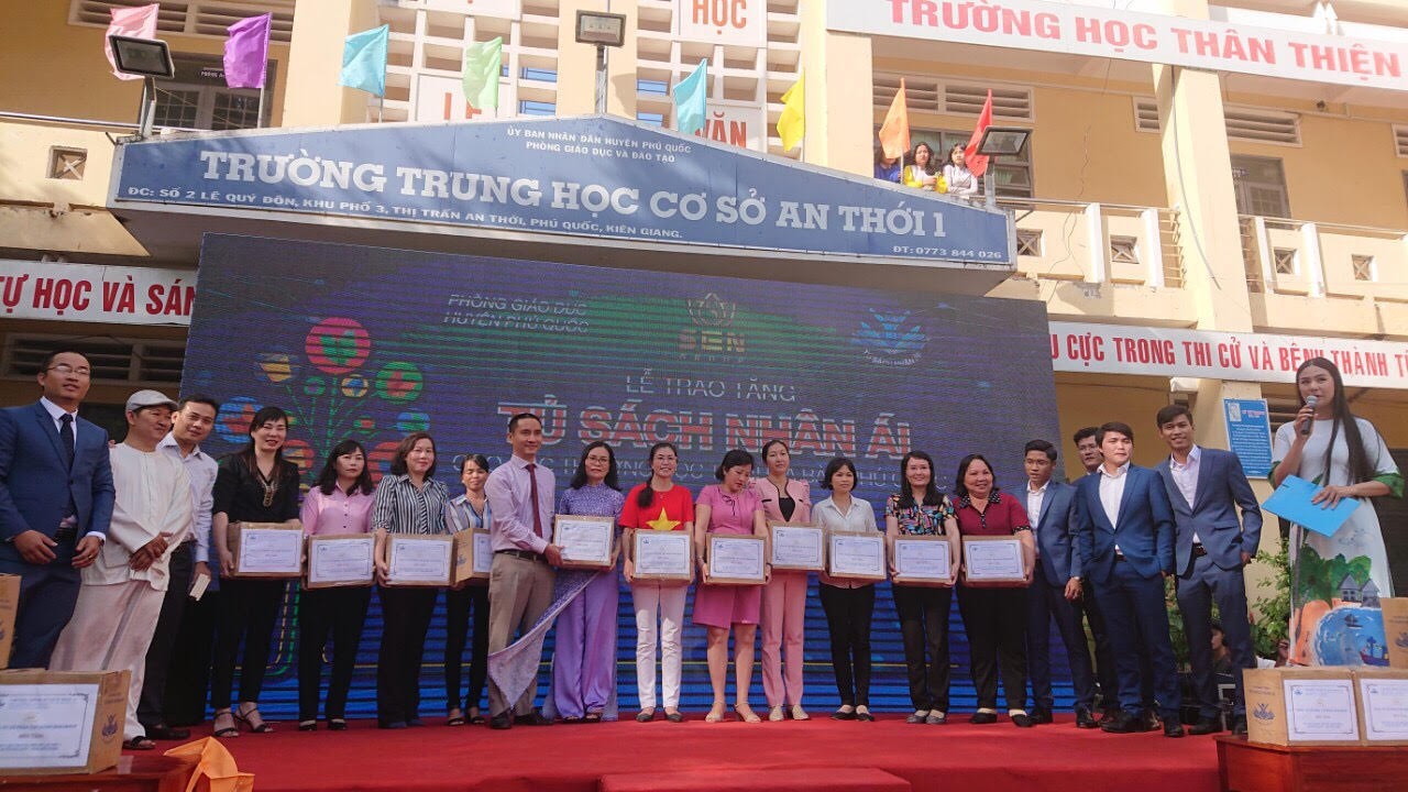 Trao tặng hơn 13.300 cuốn s&aacute;ch cho học sinh Ph&uacute; Quốc - Ảnh 1.