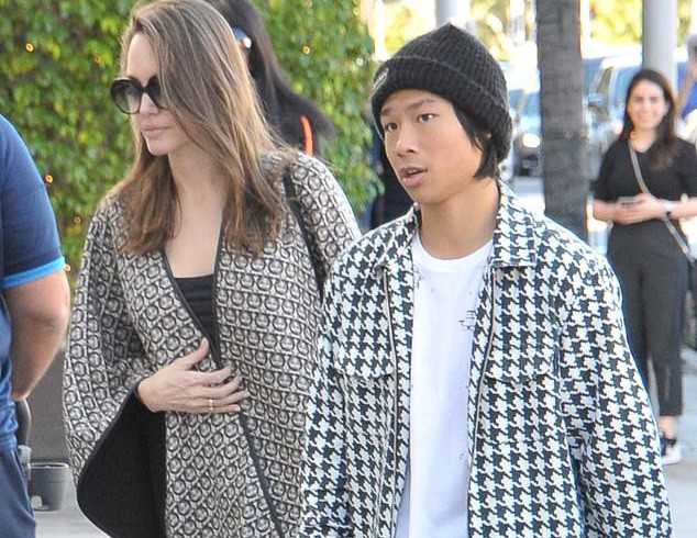 Pax Thiên sát cánh bên mẹ giữa tin đồn Brad Pitt hẹn hò