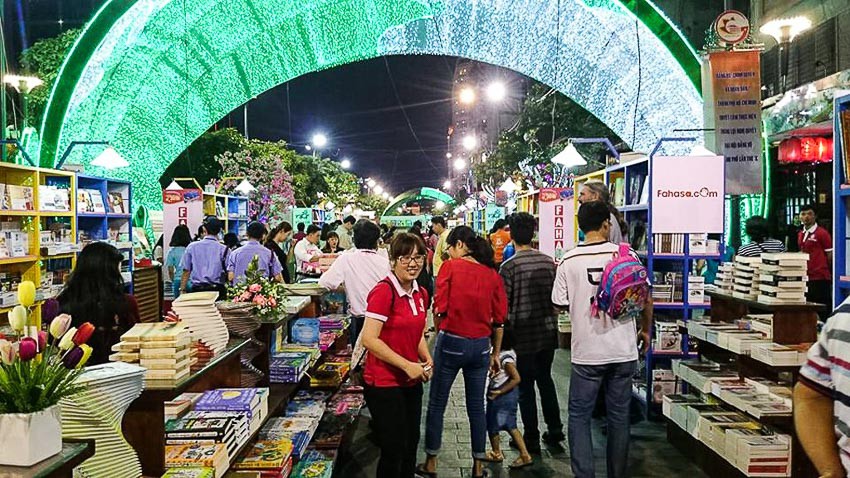 Lễ hội Đường s&aacute;ch Tết Kỷ Hợi 2019: Mu&ocirc;n m&agrave;u của s&aacute;ch - Ảnh 1.