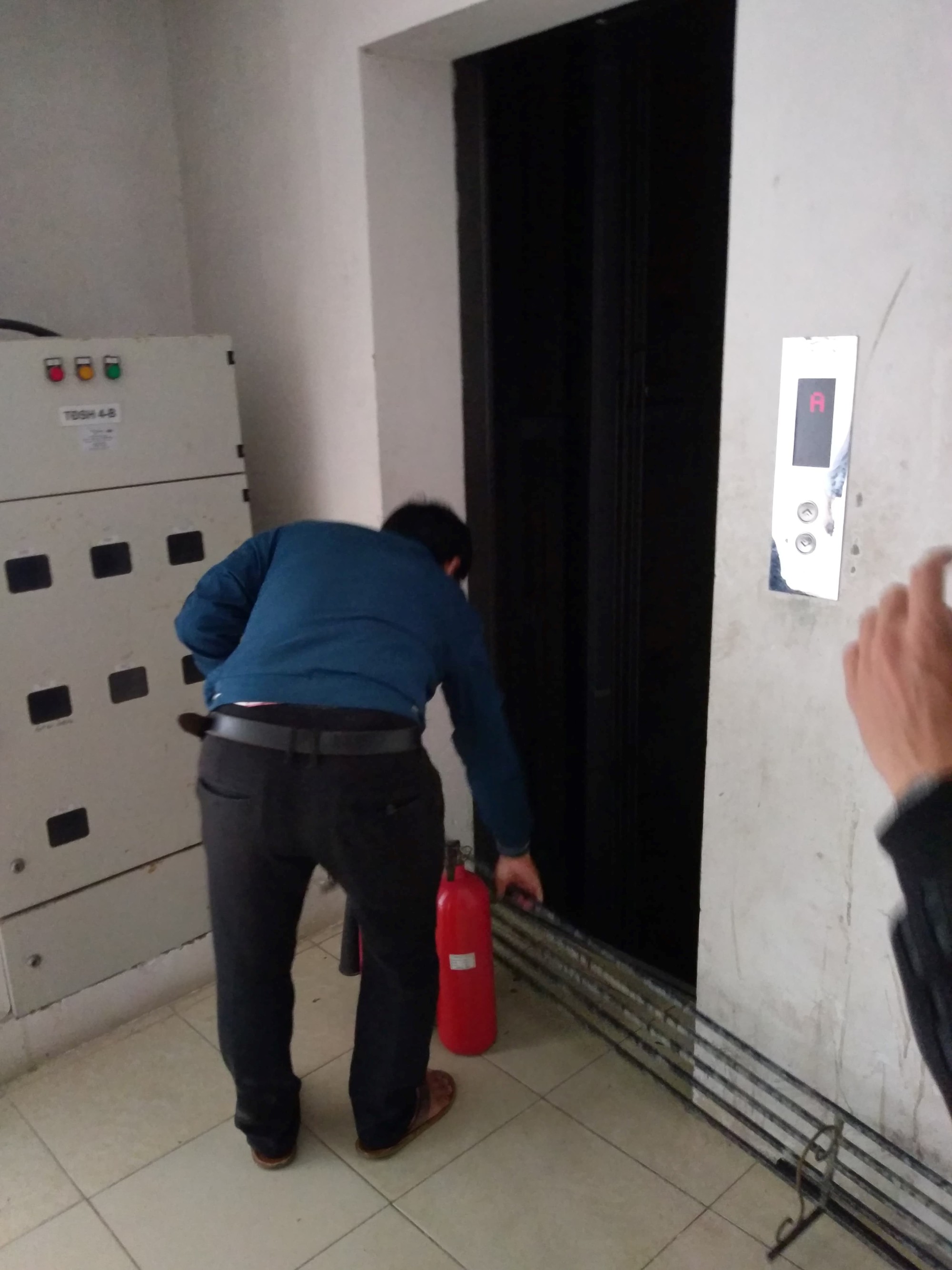 Su&yacute;t bước v&agrave;o thang m&aacute;y kh&ocirc;ng c&oacute;... cabin - Ảnh 2.