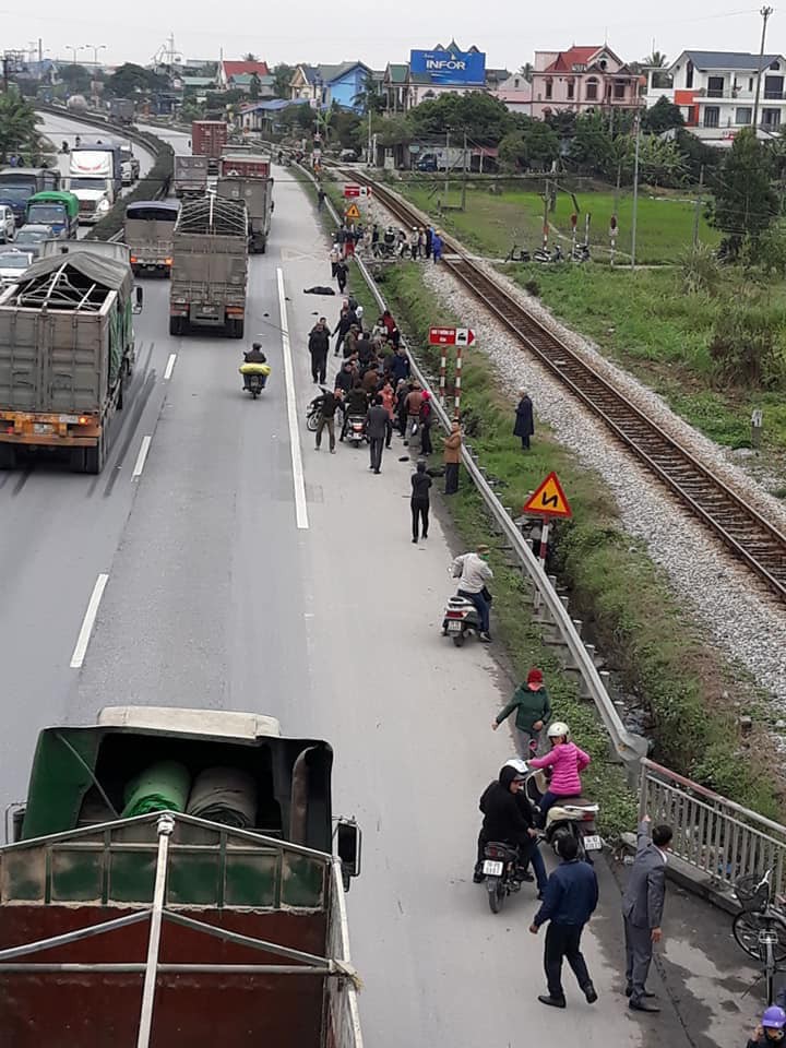 Kinh ho&agrave;ng xe tải t&ocirc;ng đo&agrave;n người đi bộ ở Hải Dương, 8 người tử vong - Ảnh 3.