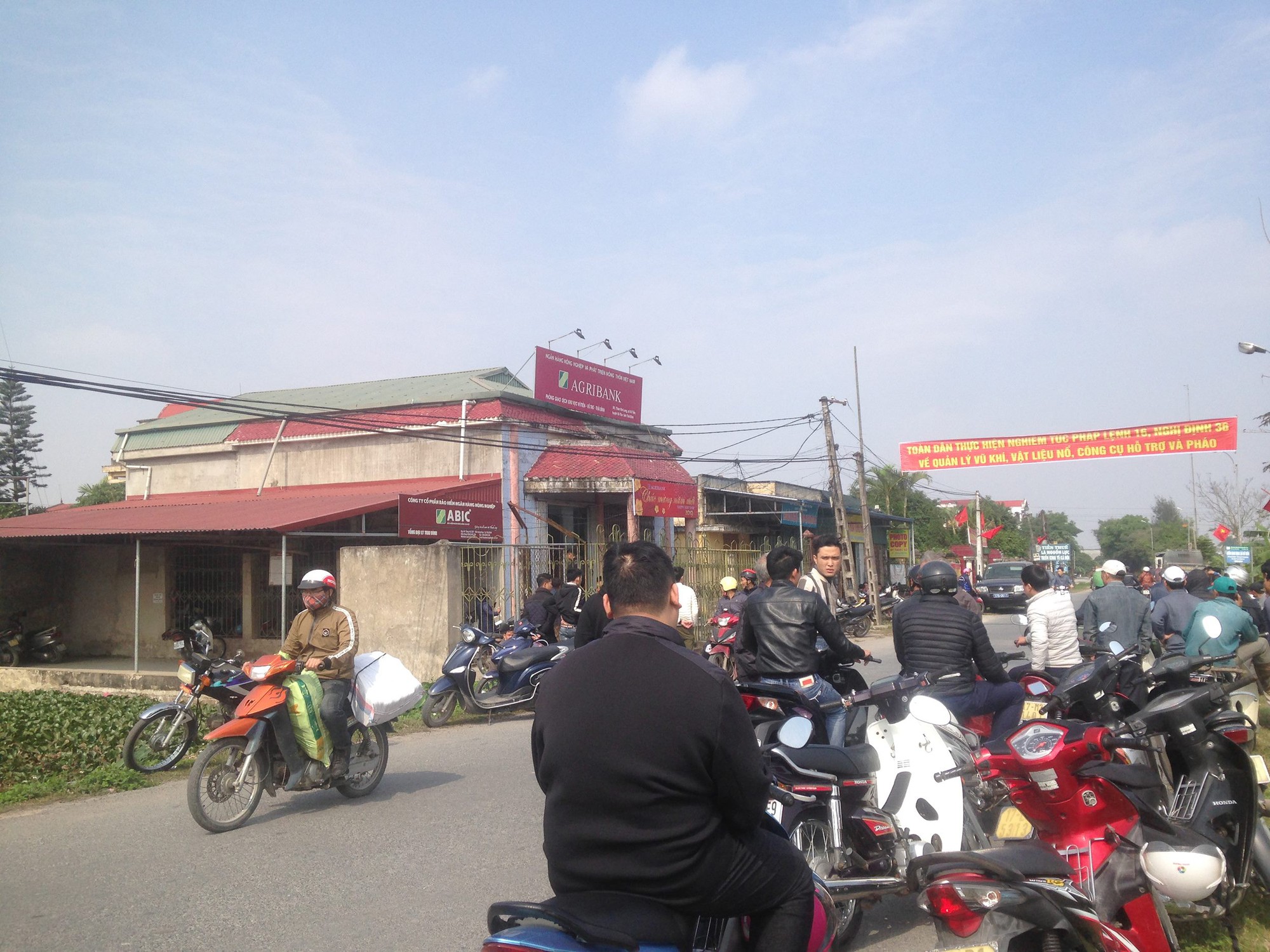 T&aacute;o tợn x&ocirc;ng v&agrave;o Chi nh&aacute;nh Ng&acirc;n h&agrave;ng Agribank cướp tiền - Ảnh 1.