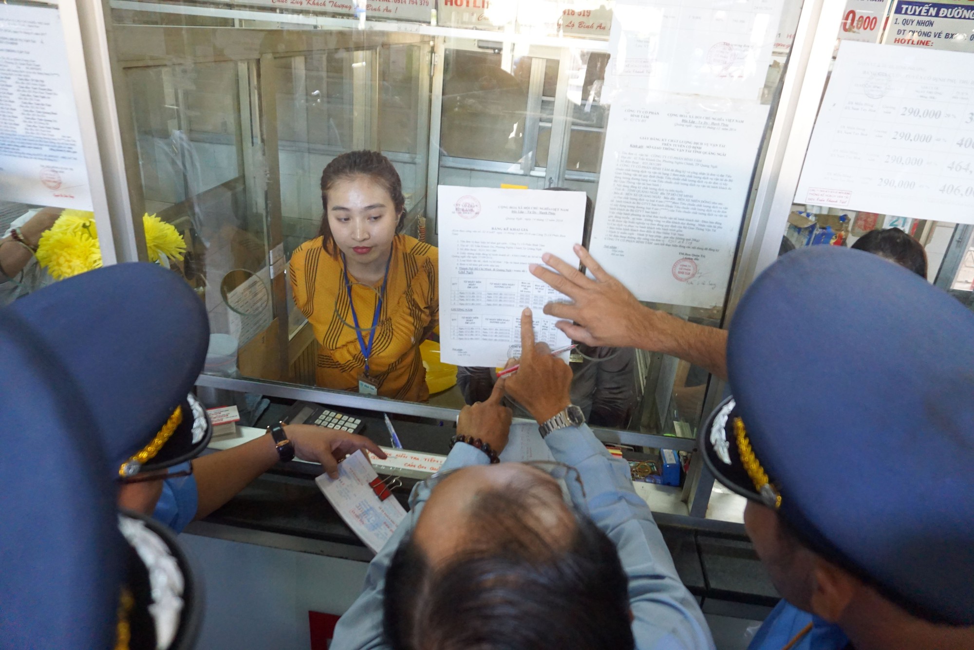 Thanh tra giao thông "đột kích" Bến xe Miền Đông