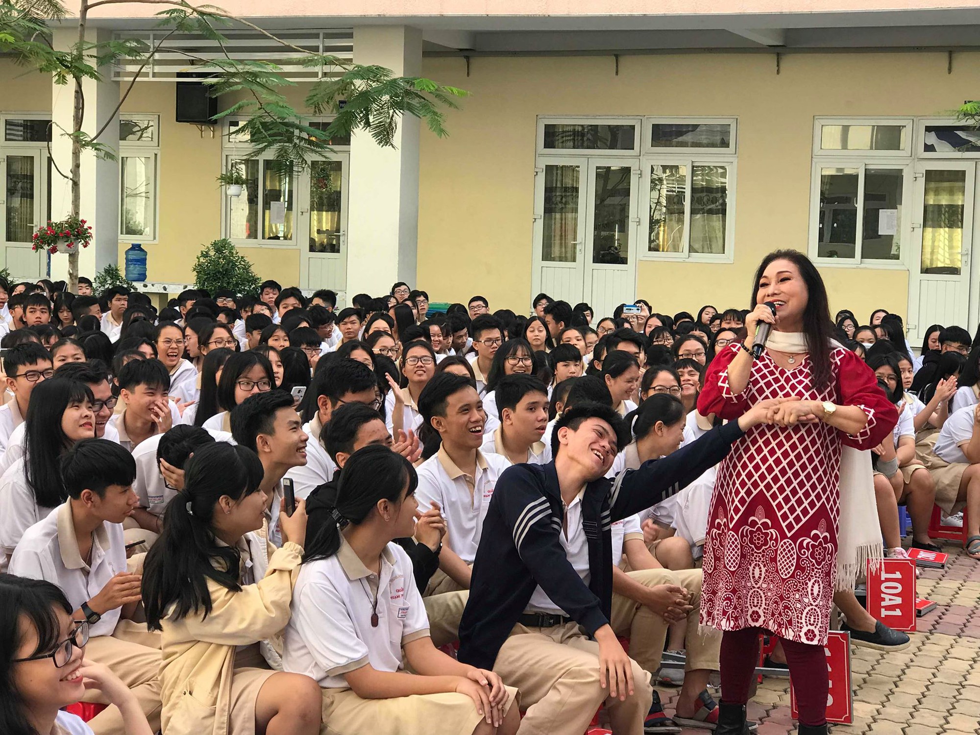 NSND Bạch Tuyết hát mừng "100 năm sân khấu cải lương" với học sinh