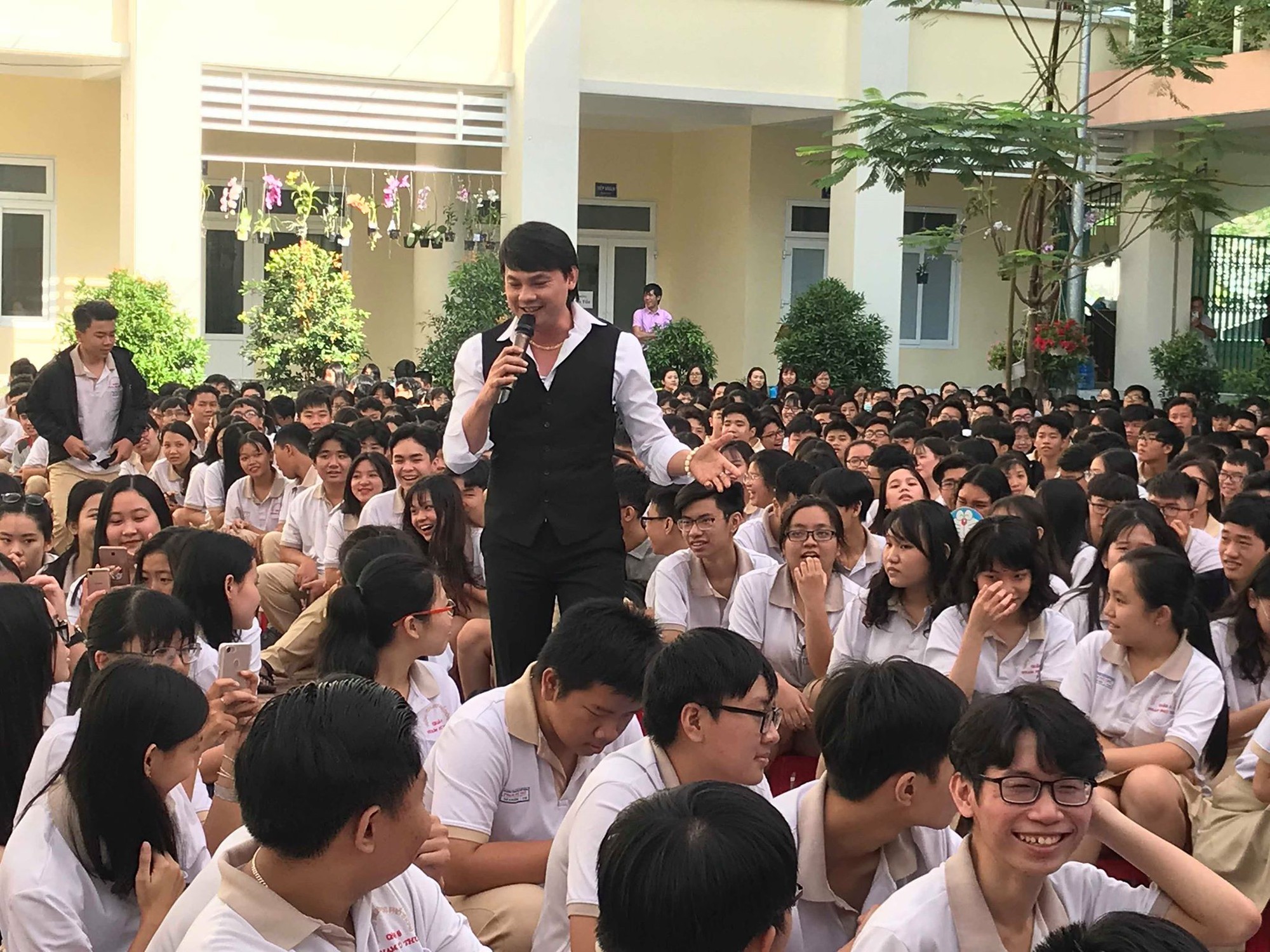 NSND Bạch Tuyết hát mừng 100 năm sân khấu cải lương với học sinh - Ảnh 1.