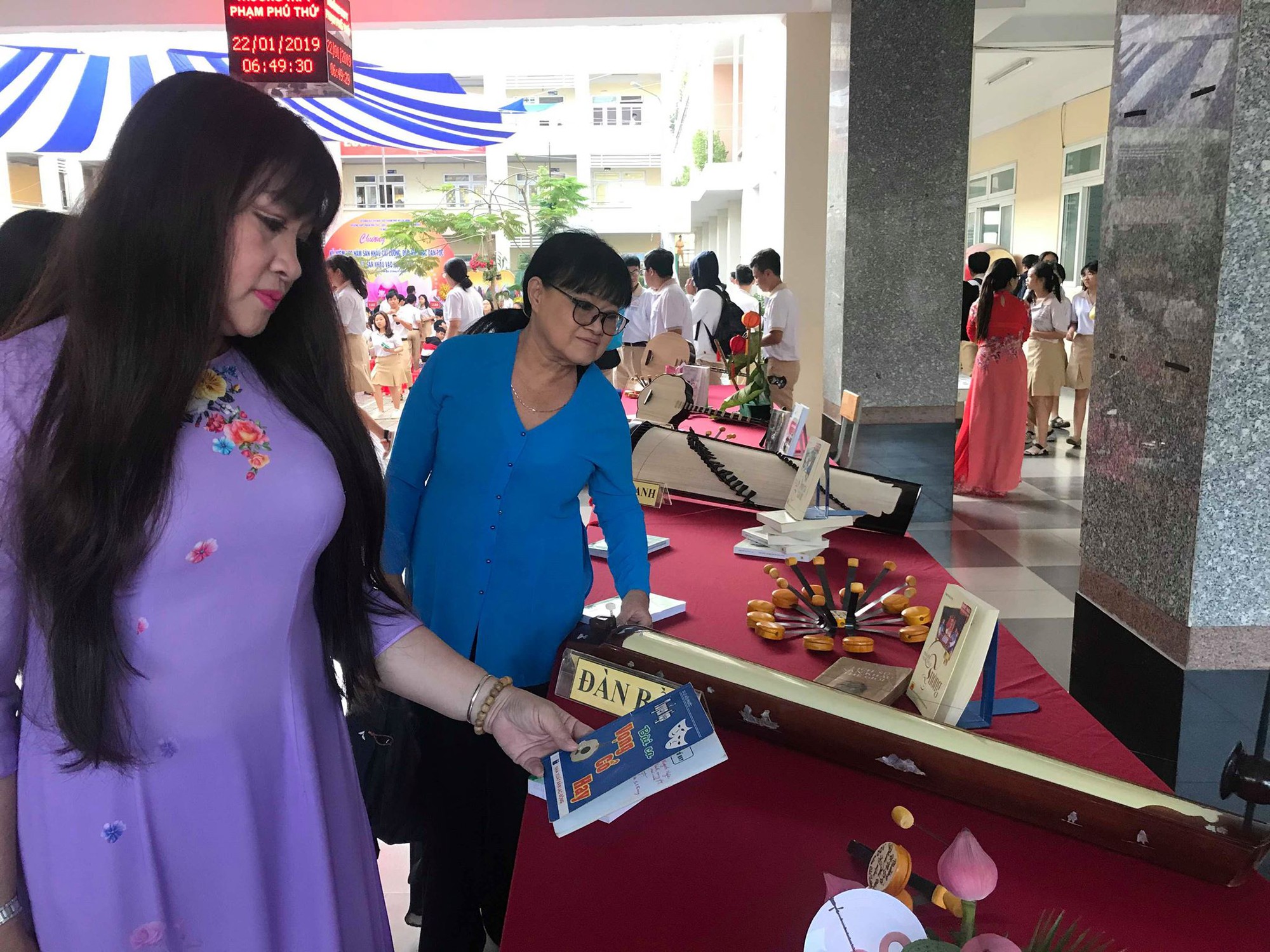NSND Bạch Tuyết hát mừng 100 năm sân khấu cải lương với học sinh - Ảnh 6.
