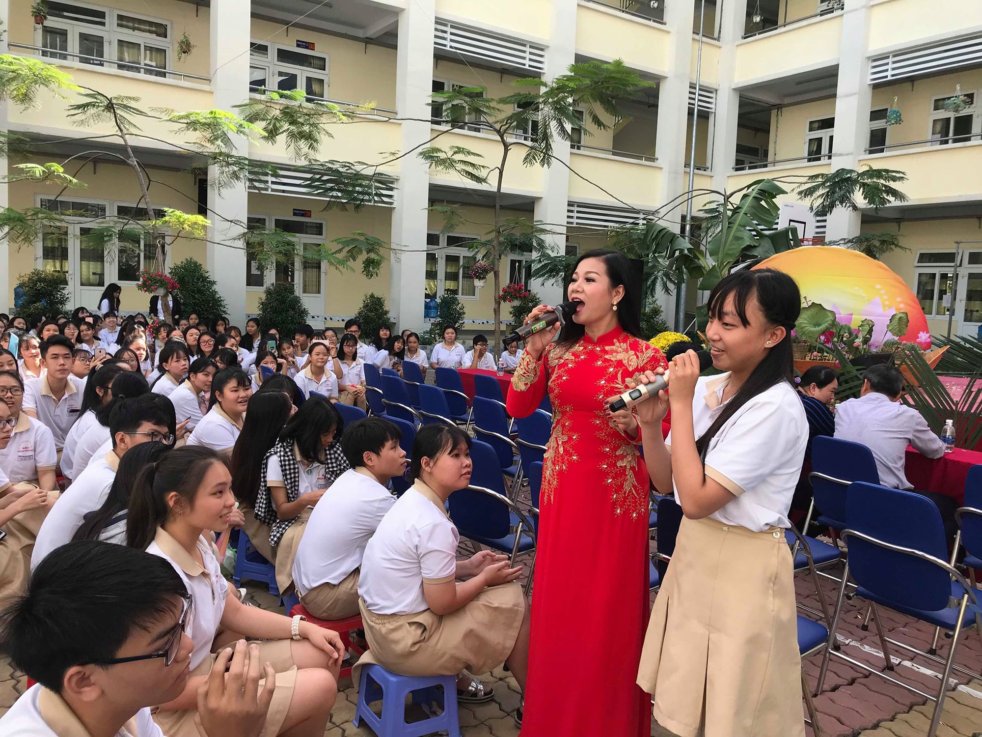 NSND Bạch Tuyết hát mừng 100 năm sân khấu cải lương với học sinh - Ảnh 5.