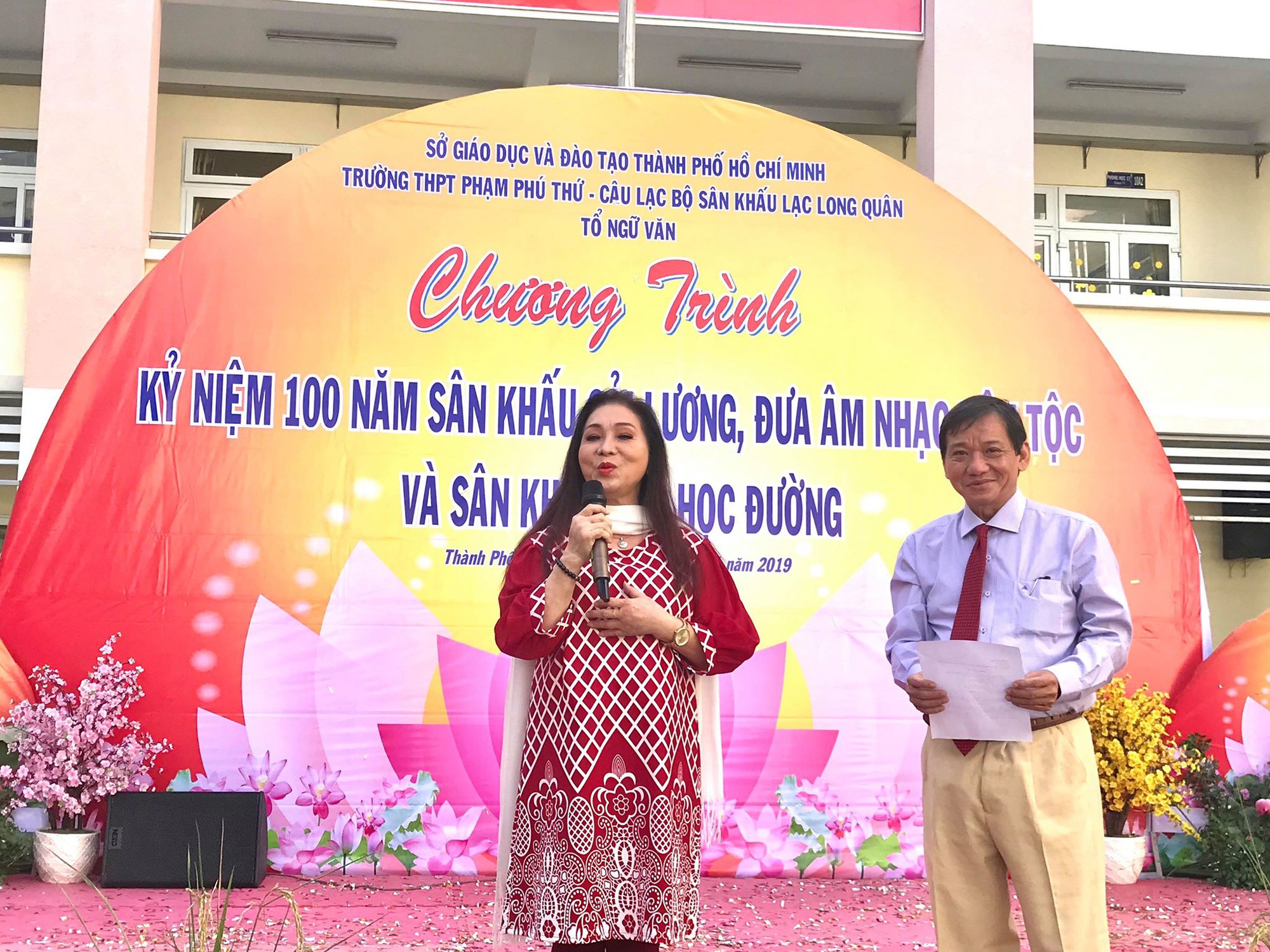 NSND Bạch Tuyết hát mừng 100 năm sân khấu cải lương với học sinh - Ảnh 7.