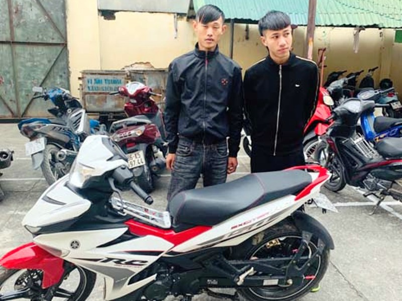 4 tên côn đồ chặn người đi đường đánh ngất xỉu, cướp xe