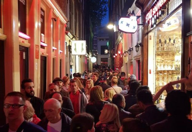 "Kẻ thù" mới của phố đèn đỏ Amsterdam