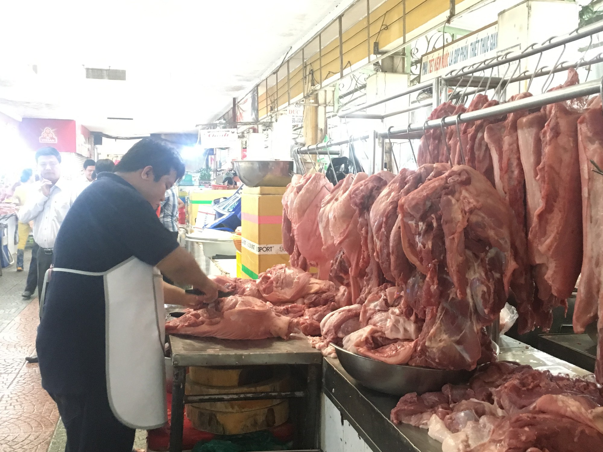 TP HCM quyết đ&oacute;ng cửa tất cả l&ograve; mổ heo thủ c&ocirc;ng trong năm nay - Ảnh 1.