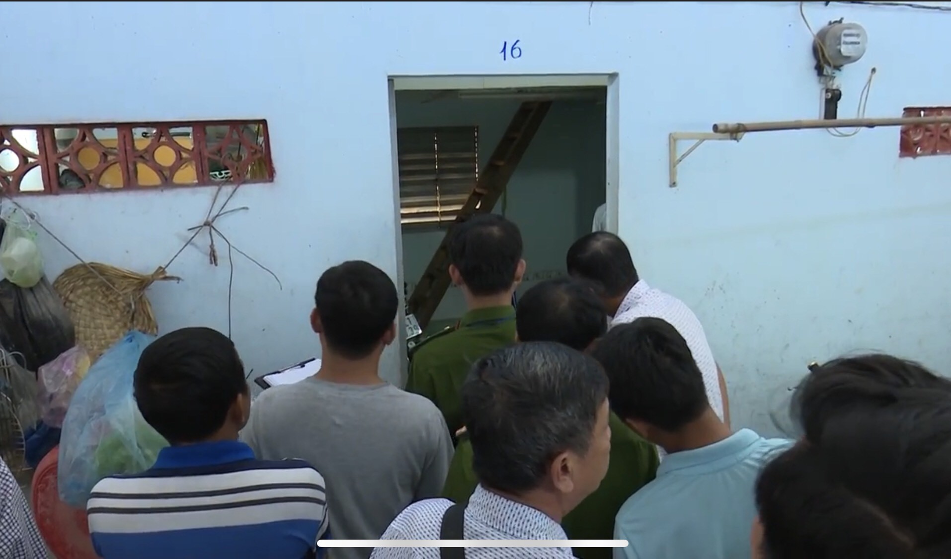 Chủ nh&agrave; trọ hốt hoảng ph&aacute;t hiện kh&aacute;ch nam treo cổ, kh&aacute;ch nữ bị giết - Ảnh 1.