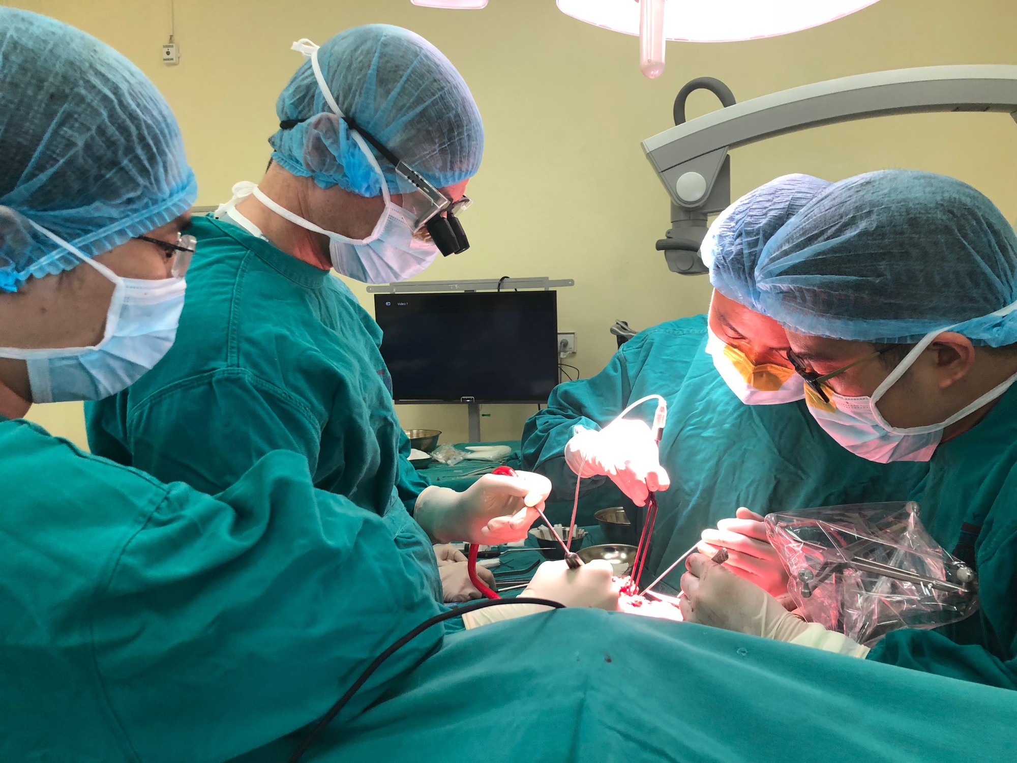 Thanh ni&ecirc;n nghiện tiết canh bị h&ocirc;n m&ecirc; v&igrave; s&aacute;n ăn n&atilde;o - Ảnh 2.