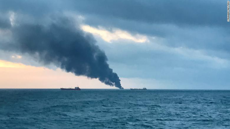 Hai tàu bốc cháy ngoài khơi Crimea, 14 người thiệt mạng