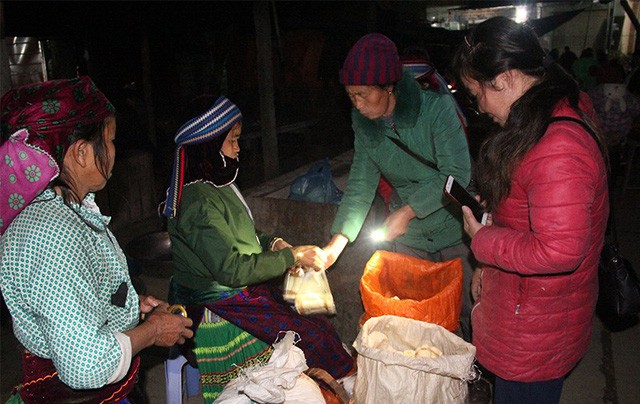 Độc đáo chợ phiên Đồng Văn ngày cuối tuần - Ảnh 2.