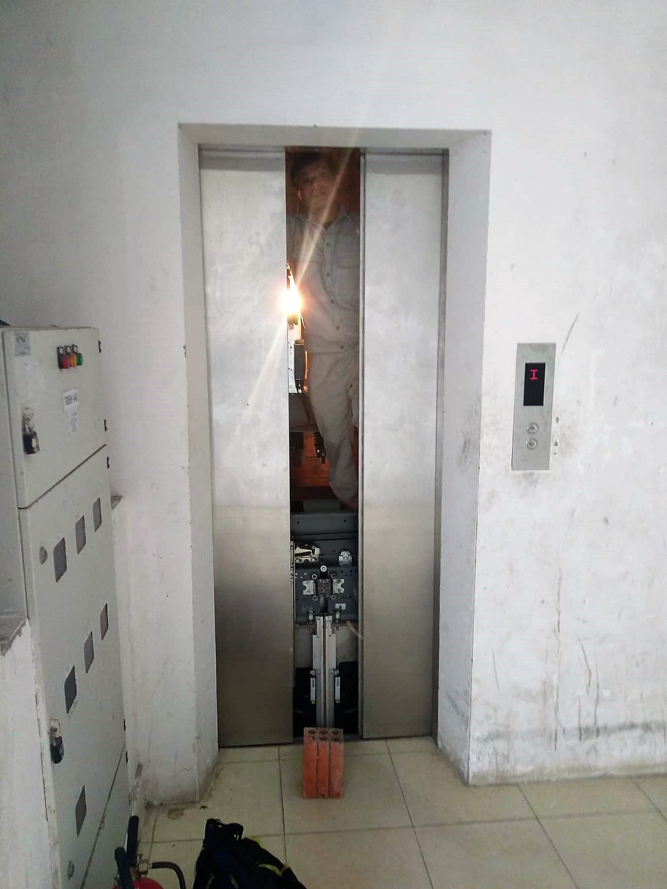 Vụ thang m&aacute;y kh&ocirc;ng c&oacute; cabin: Đơn vị bảo tr&igrave; chưa thực hiện đ&uacute;ng quy tr&igrave;nh - Ảnh 2.
