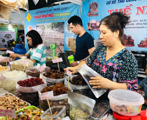 Mua sắm hàng Tết vào cao điểm
